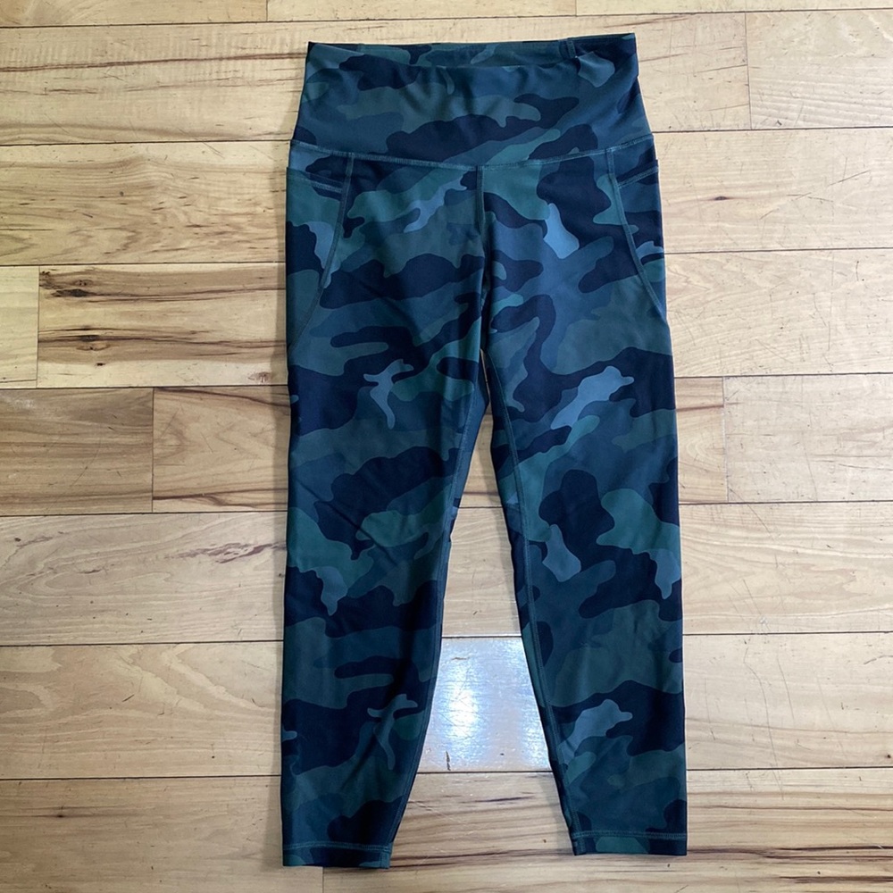 Old Navy Camouflage Elevate Leggings with side pockets 7/8 length